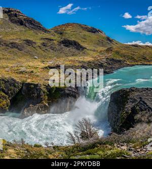 Cascata salto grande, che scorre dal lago Nordenskjold, al lago Pehoe, Torres del Paine, Patagonia, Cile. Foto Stock