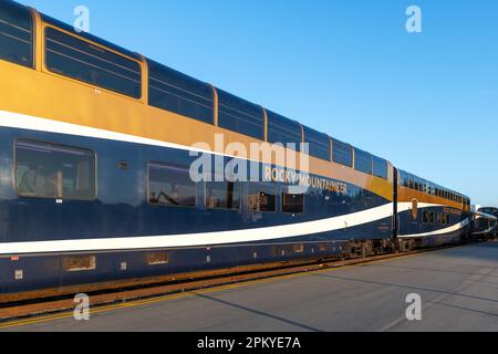 Vagone ferroviario Rocky Mountaineer a foglia d'oro all'alba nella stazione di Vancouver. Foto Stock