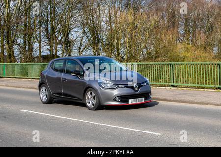 2015 Grigio Renault Clio Dynamique Medianav DCI A 90 EDC Auto 1461 cc Diesel berlina; ponte autostradale a Greater Manchester, Regno Unito Foto Stock