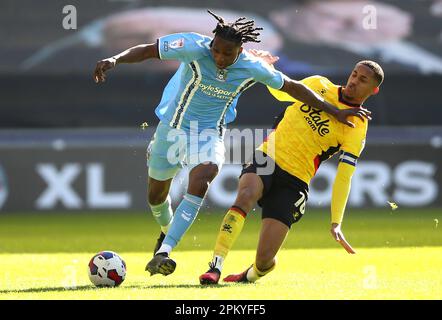 Il Norton-Cuffy Brooke di Coventry City (a sinistra) e Joao Pedro di Watford si battono per la palla durante lo Sky Bet Championship presso la Coventry Building Society Arena di Coventry. Data immagine: Lunedì 10 aprile 2023. Foto Stock