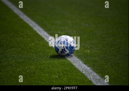 Como, Italia. 10th Apr, 2023. Pallone durante la partita di calcio della Serie B Italiana tra Como 1907 e Genova CFC su 10 di Avril 2023 allo stadio Giuseppe Senigallia di Como. Photo Tiziano Ballabio Credit: Tiziano Ballabio/Alamy Live News Foto Stock