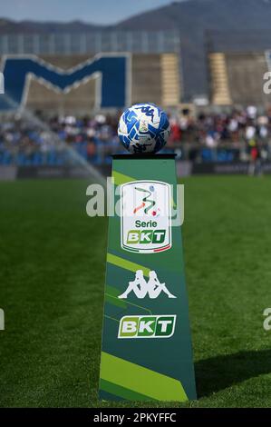 Como, Italia. 10th Apr, 2023. Pallone durante la partita di calcio della Serie B Italiana tra Como 1907 e Genova CFC su 10 di Avril 2023 allo stadio Giuseppe Senigallia di Como. Photo Tiziano Ballabio Credit: Tiziano Ballabio/Alamy Live News Foto Stock