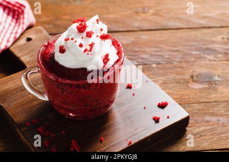 Torta di tazza di velluto rosso, torta fatta in casa cotta nel forno a microonde Foto Stock