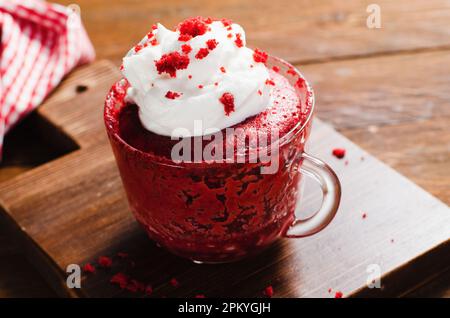 Torta di tazza di velluto rosso, torta fatta in casa cotta nel forno a microonde Foto Stock