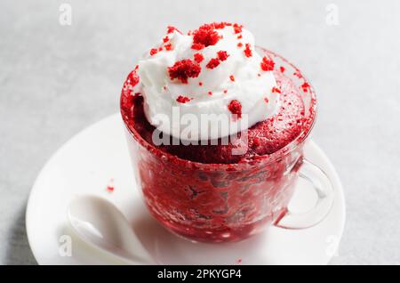 Torta di tazza di velluto rosso, torta fatta in casa cotta nel forno a microonde Foto Stock