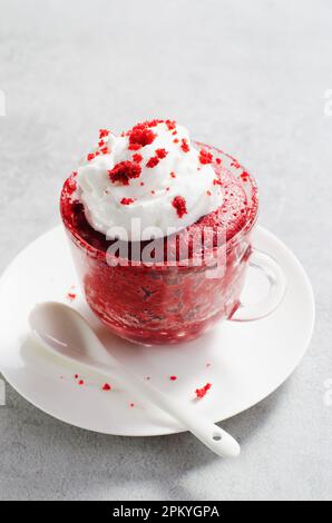 Torta di tazza di velluto rosso, torta fatta in casa cotta nel forno a microonde Foto Stock