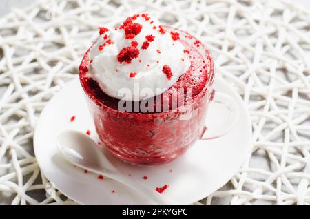 Torta di tazza di velluto rosso, torta fatta in casa cotta nel forno a microonde Foto Stock