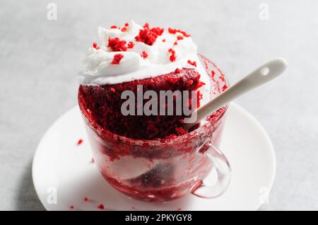 Torta di tazza di velluto rosso, torta fatta in casa cotta nel forno a microonde Foto Stock