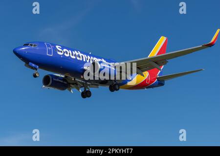 Southwest Airlines Boeing 737 con registrazione N773SA mostrato avvicinarsi all'aeroporto di Hollywood Burbank per l'atterraggio. Foto Stock