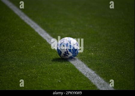 Como, Italia. 10th Apr, 2023. Pallone durante la partita di calcio della Serie B Italiana tra Como 1907 e Genova CFC su 10 di Avril 2023 allo stadio Giuseppe Senigallia di Como. Photo Tiziano Ballabio Credit: Live Media Publishing Group/Alamy Live News Foto Stock