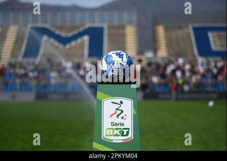 Como, Italia. 10th Apr, 2023. Pallone durante la partita di calcio della Serie B Italiana tra Como 1907 e Genova CFC su 10 di Avril 2023 allo stadio Giuseppe Senigallia di Como. Photo Tiziano Ballabio Credit: Live Media Publishing Group/Alamy Live News Foto Stock