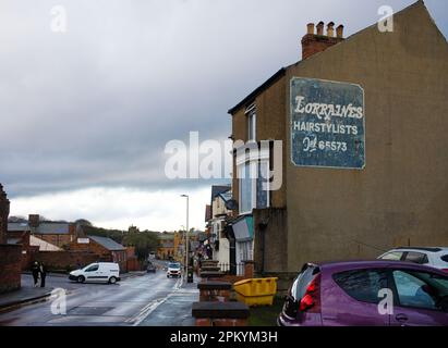 Cartello dipinto sul muro per Lorraines Hairstylists a Dean Road, Scarborough Foto Stock