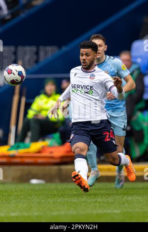 Elias Kachunga #24 di Bolton Wanderers va per la palla durante la partita della Sky Bet League 1 Bolton Wanderers vs Cambridge United all'Università di Bolton Stadium, Bolton, Regno Unito, 10th aprile 2023 (Foto di Craig Anthony/News Images) in, il 4/10/2023. (Foto di Craig Anthony/News Images/Sipa USA) Credit: Sipa USA/Alamy Live News Foto Stock