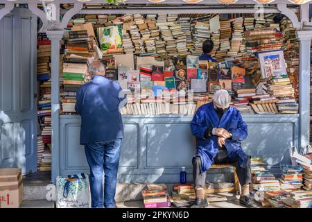 Stand del libro di seconda mano nella Cuesta de Claudio Moyano accanto al Parco del Retiro, in fondo al Paseo del Prado, Madrid, Spagna. Foto Stock