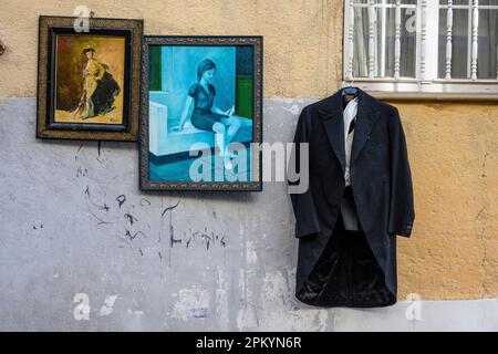 Foto e un vecchio vestito in vendita nel mercato delle pulci Rastro intorno alla Calle de Lopez Silva tra la Latina e Embajadores, Madrid, Spagna. Foto Stock