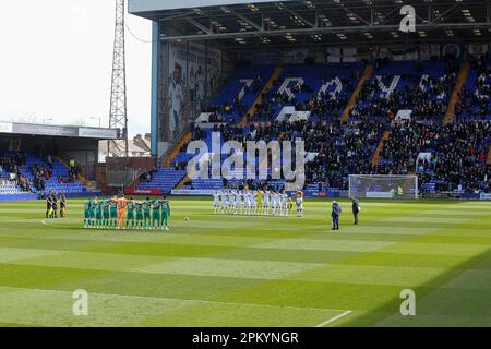 Birkenhead, Regno Unito. 10th Apr, 2023. Un periodo di silenzio è tenuto in memoria dei 97 tifosi di Liverpool che hanno perso la vita a causa del disastro di Hillsborough. EFL Skybet Football League Two match, Tranmere Rovers / Swindon Town a Prenton Park, Birkenhead, Wirral lunedì 10th aprile 2023. Questa immagine può essere utilizzata solo per scopi editoriali. Solo per uso editoriale, licenza richiesta per uso commerciale. Nessun uso in scommesse, giochi o un singolo club / campionato / giocatore publications.pic di Chris Stading / Andrew Orchard sport fotografia / Alamy Live News Credit: Andrew Orchard sport fotografia / Alamy Live News Foto Stock