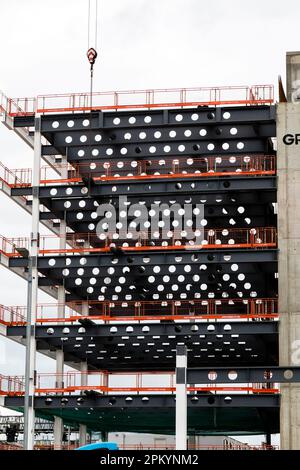 Struttura in acciaio su un cantiere con barriere di protezione easi, Glasgow, Scozia, Regno Unito, Europa Foto Stock