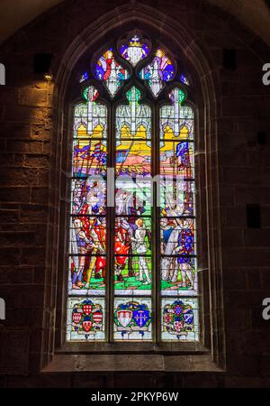 Una vetrata raffigurante Giovanna d'Arco nella chiesa di San Ronan, Locronan, Bretagna, Francia Foto Stock