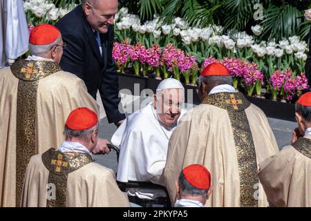 Città del Vaticano, Vaticano. 09th Apr, 2023. Papa Francesco saluta i cardinali al termine della Messa pasquale. I cristiani di tutto il mondo stanno celebrando la settimana Santa, commemorando la crocifissione di Gesù Cristo, conducendo alla sua risurrezione nella Pasqua. Credit: SOPA Images Limited/Alamy Live News Foto Stock