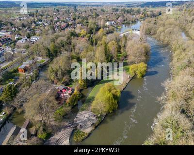 Vista aerea di Ray Mill Island e Weir sul Tamigi, Maidenhead, Regno Unito. Foto Stock