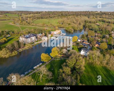 Veduta aerea di Cookham, un piccolo villaggio sul Tamigi, Berkshire, Regno Unito Foto Stock