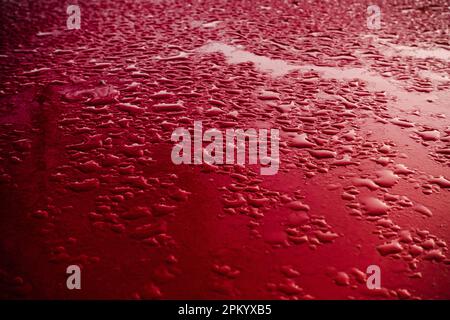 Da sopra closeup globules acqua su superficie vinosa pulita Foto Stock