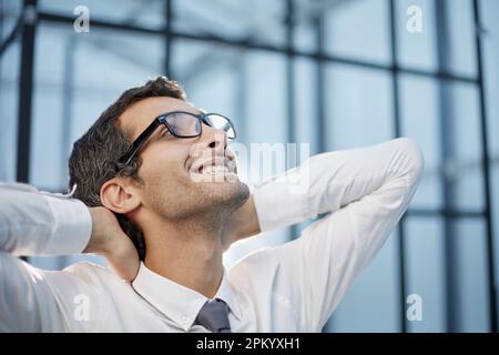 Rilassato caucasico giovane uomo riposo in sedia distratto dal lavoro al computer, alleviare le emozioni negative. Foto Stock