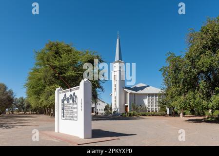 Keimoes, Sud Africa - Febbraio 28 2023: La Chiesa Riformata Olandese a Neilersdrift, vicino a Keimoes nella Provincia del Capo Settentrionale. È visibile un muro commemorativo Foto Stock