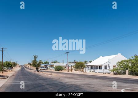 Kenhardt, Sud Africa - Febbraio 28 2023: Una scena di strada, con case e un commercio, a Kenhardt nella Provincia del Capo Settentrionale Foto Stock