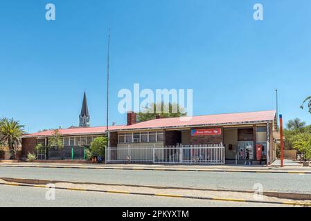 Kenhardt, Sud Africa - Febbraio 28 2023: Una scena di strada, con un ufficio postale, a Kenhardt nella Provincia del Capo Settentrionale Foto Stock