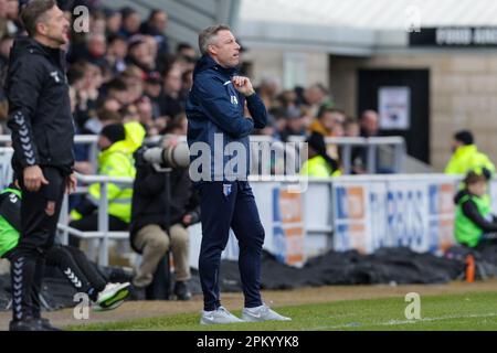 Northampton, Regno Unito. 10th aprile 2023. Il manager di Gillingham Neil Harris durante la prima metà della partita della Sky Bet League 2 tra Northampton Town e Gillingham allo stadio della PTS Academy di Northampton lunedì 10th aprile 2023. (Foto: John Cripps | NOTIZIE MI) Credit: NOTIZIE MI & Sport /Alamy Live News Foto Stock