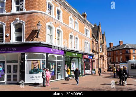 Nantwich Cheshire East - Nantwich High Street Bayfields a Pinnington Opticians con la gente che acquista nella piazza della città Nantwich Cheshire Inghilterra UK Foto Stock