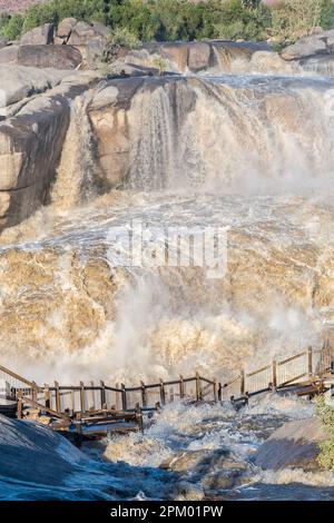 Passerella allagata presso la principale cascata di Augrabies nel fiume Orange. Foto Stock