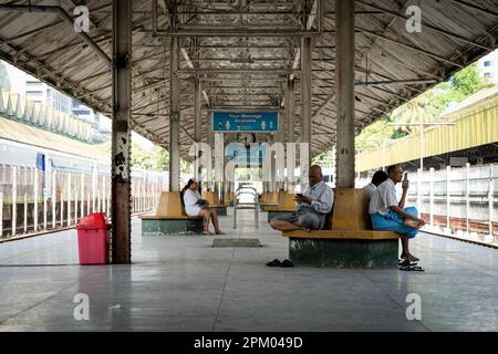 Yangon, Myanmar. 10th Apr, 2023. Le persone si siedono sul binario mentre aspettano che i treni arrivino a Yangon. Il 1 febbraio 2021, il governo della giunta militare (Tatmadaw) ha preso il potere con il colpo di stato, incarcerando il governo della NLD (Lega Nazionale per la democrazia) democraticamente eletto e gettando il paese in una crisi umanitaria in corso, descritta da molti come una guerra civile o l'rivolta popolare. Credit: SOPA Images Limited/Alamy Live News Foto Stock