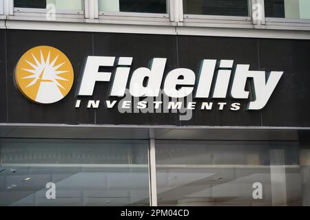 New York, NY - 9 aprile 2023 : logo aziendale della sede di Fidelity Investments a Midtown, Manhattan Foto Stock