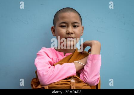 Yangon, Myanmar. 10th Apr, 2023. Una giovane suora si pone per un ritratto sulla strada a Yangon. Il 1 febbraio 2021, il governo della giunta militare (Tatmadaw) ha preso il potere con il colpo di stato, incarcerando il governo della NLD (Lega Nazionale per la democrazia) democraticamente eletto e gettando il paese in una crisi umanitaria in corso, descritta da molti come una guerra civile o l'rivolta popolare. Credit: SOPA Images Limited/Alamy Live News Foto Stock