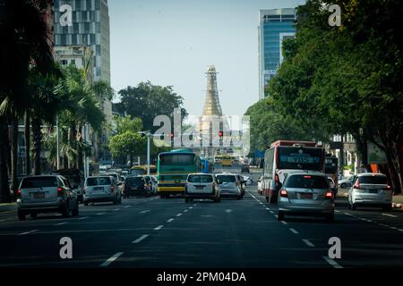 Yangon, Myanmar. 10th Apr, 2023. Una visione generale del traffico di fronte alla Pagoda di Sule a Yangon. Il 1 febbraio 2021, il governo della giunta militare (Tatmadaw) ha preso il potere con il colpo di stato, incarcerando il governo della NLD (Lega Nazionale per la democrazia) democraticamente eletto e gettando il paese in una crisi umanitaria in corso, descritta da molti come una guerra civile o l'rivolta popolare. Credit: SOPA Images Limited/Alamy Live News Foto Stock