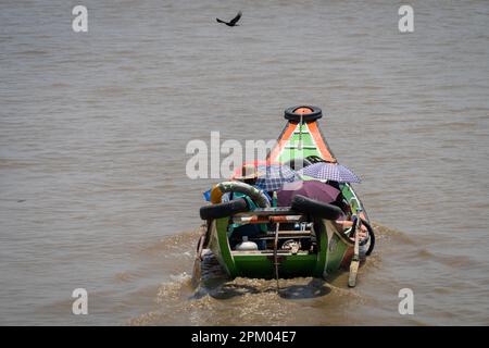 Yangon, Myanmar. 10th Apr, 2023. La gente si siede sotto gli ombrelli mentre attraversano il fiume in Yangon. Il 1 febbraio 2021, il governo della giunta militare (Tatmadaw) ha preso il potere con il colpo di stato, incarcerando il governo della NLD (Lega Nazionale per la democrazia) democraticamente eletto e gettando il paese in una crisi umanitaria in corso, descritta da molti come una guerra civile o l'rivolta popolare. Credit: SOPA Images Limited/Alamy Live News Foto Stock