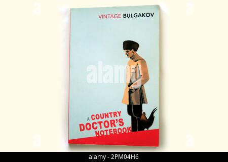 Un notebook del medico di paese. Copertina del libro cartaceo. Bulgakov vintage. Mikhail Bulgakov (1891-1940), romanziere e drammaturgo russo. Edizione in inglese Foto Stock