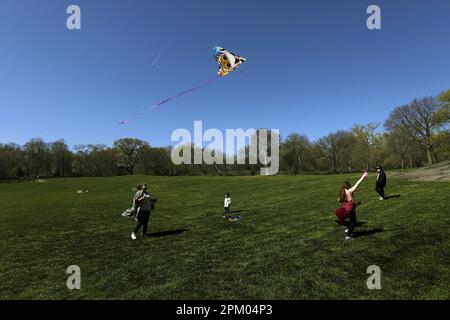 New York, Stati Uniti. 10th Apr, 2023. I bambini volano aquiloni nel East Meadow di Central Park lunedì 10 aprile 2023 a New York. Foto di Peter Foley/UPI Credit: UPI/Alamy Live News Foto Stock