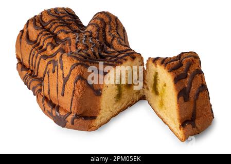 Torta di ramificazione primaverile, torta di pasqua, ripiena di crema di pistacchi, isolata su bianco con percorso di taglio Foto Stock