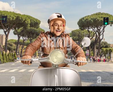 Uomo maturo allegro in sella a uno scooter a Roma, Italia Foto Stock
