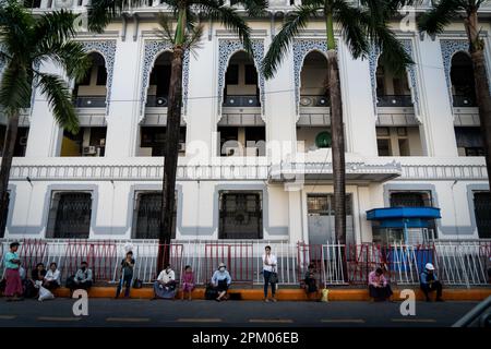 Yangon, Myanmar. 3rd Apr, 2023. La gente attende l'autobus di fronte alle barriere spinato filo di fronte al Municipio di Yangon. Il 1 febbraio 2021, il governo della giunta militare (Tatmadaw) ha preso il potere con il colpo di stato, incarcerando il governo della NLD (Lega Nazionale per la democrazia) democraticamente eletto e gettando il paese in una crisi umanitaria in corso, descritta da molti come una guerra civile o l'rivolta popolare. (Credit Image: © Matt Hunt/SOPA Images via ZUMA Press Wire) SOLO PER USO EDITORIALE! Non per USO commerciale! Foto Stock