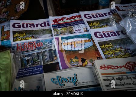 Yangon, Myanmar. 3rd Apr, 2023. Myanmar Guardian, un giornale di propaganda militare, è visto per la vendita la mattina sulla strada a Yangon. Il 1 febbraio 2021, il governo della giunta militare (Tatmadaw) ha preso il potere con il colpo di stato, incarcerando il governo della NLD (Lega Nazionale per la democrazia) democraticamente eletto e gettando il paese in una crisi umanitaria in corso, descritta da molti come una guerra civile o l'rivolta popolare. (Credit Image: © Matt Hunt/SOPA Images via ZUMA Press Wire) SOLO PER USO EDITORIALE! Non per USO commerciale! Foto Stock