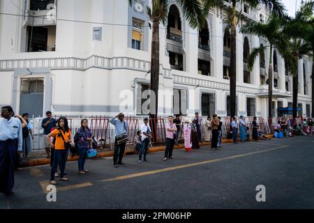 Yangon, Myanmar. 3rd Apr, 2023. La gente attende l'autobus di fronte alle barriere spinato filo di fronte al Municipio di Yangon. Il 1 febbraio 2021, il governo della giunta militare (Tatmadaw) ha preso il potere con il colpo di stato, incarcerando il governo della NLD (Lega Nazionale per la democrazia) democraticamente eletto e gettando il paese in una crisi umanitaria in corso, descritta da molti come una guerra civile o l'rivolta popolare. (Credit Image: © Matt Hunt/SOPA Images via ZUMA Press Wire) SOLO PER USO EDITORIALE! Non per USO commerciale! Foto Stock