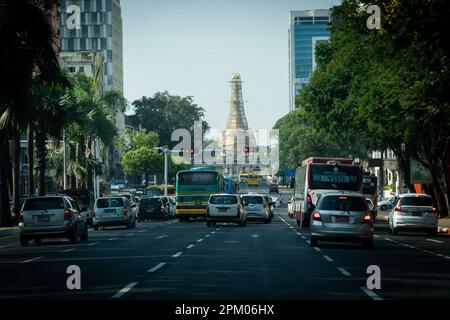 Yangon, Myanmar. 3rd Apr, 2023. Una visione generale del traffico di fronte alla Pagoda di Sule a Yangon. Il 1 febbraio 2021, il governo della giunta militare (Tatmadaw) ha preso il potere con il colpo di stato, incarcerando il governo della NLD (Lega Nazionale per la democrazia) democraticamente eletto e gettando il paese in una crisi umanitaria in corso, descritta da molti come una guerra civile o l'rivolta popolare. (Credit Image: © Matt Hunt/SOPA Images via ZUMA Press Wire) SOLO PER USO EDITORIALE! Non per USO commerciale! Foto Stock