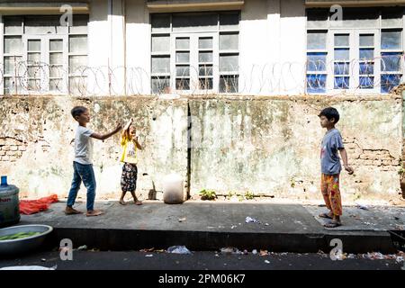 Yangon, Myanmar. 3rd Apr, 2023. I bambini giocano uno sport a piedi con un lime sulla strada a Yangon. Il 1 febbraio 2021, il governo della giunta militare (Tatmadaw) ha preso il potere con il colpo di stato, incarcerando il governo della NLD (Lega Nazionale per la democrazia) democraticamente eletto e gettando il paese in una crisi umanitaria in corso, descritta da molti come una guerra civile o l'rivolta popolare. (Credit Image: © Matt Hunt/SOPA Images via ZUMA Press Wire) SOLO PER USO EDITORIALE! Non per USO commerciale! Foto Stock