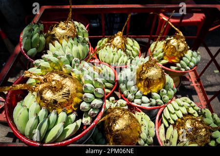 Yangon, Myanmar. 3rd Apr, 2023. Cesti di banane sono preparati fuori di un tempio davanti a Thingyan, il festival birmano di nuovo anno. Il 1 febbraio 2021, il governo della giunta militare (Tatmadaw) ha preso il potere con il colpo di stato, incarcerando il governo della NLD (Lega Nazionale per la democrazia) democraticamente eletto e gettando il paese in una crisi umanitaria in corso, descritta da molti come una guerra civile o l'rivolta popolare. (Credit Image: © Matt Hunt/SOPA Images via ZUMA Press Wire) SOLO PER USO EDITORIALE! Non per USO commerciale! Foto Stock