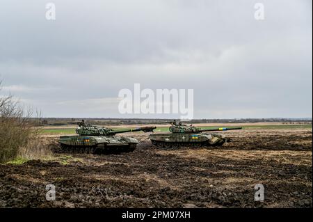 UCRAINA - 5 APRILE 2023 - i carri armati T-72 sono raffigurati durante l'addestramento degli equipaggi di carri armati ucraini per operazioni offensive, Ucraina. Foto Stock