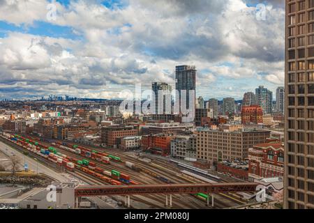 Vista dei binari e di East Vancouver in una giornata nuvolosa, come si vede dal terminal delle navi da crociera sul lungomare di Vancouver in Canada Foto Stock